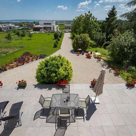 Auf Grossem Gartengrundstueck