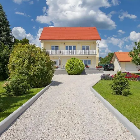 아파트 Auf Grossem Gartengrundstueck