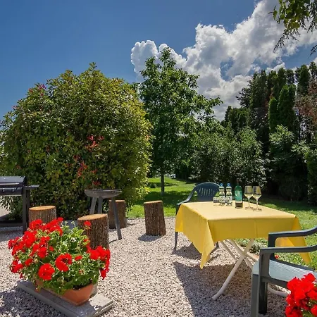 Auf Grossem Gartengrundstueck