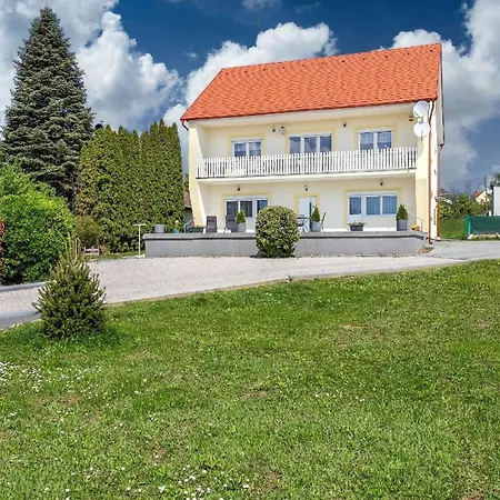 Auf Grossem Gartengrundstueck