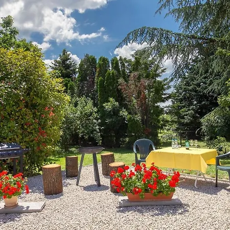Auf Grossem Gartengrundstueck *